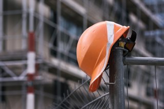 Les salaires dans la construction doivent augmenter, estime le syndicat SCIV qui a mené une action vendredi à Crans-Montana. (Image d'illustration). KEYSTONE/CHRISTIAN BEUTLER